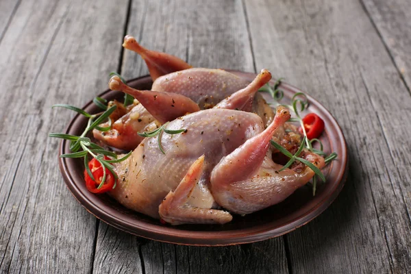 Codornices Crudas Listas Para Cocinar Plato Cerámica Con Especias Sobre — Foto de Stock