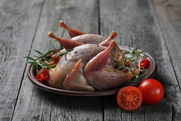 Rohe Wachteln Zum Kochen Auf Keramikteller Mit Gewürzen Auf Altem — Stockfoto