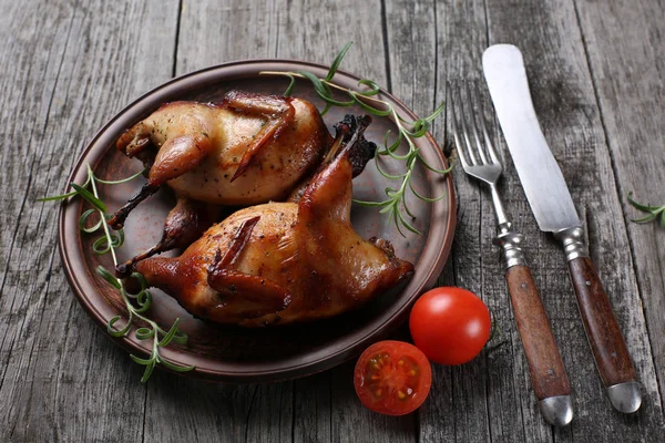 Gegrillte Wachteln in Keramikteller auf Holzgrund — Stockfoto