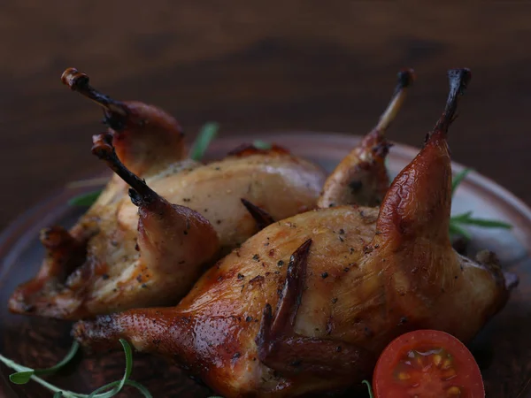 Gegrillte Wachteln in Keramikteller auf Holzgrund — Stockfoto