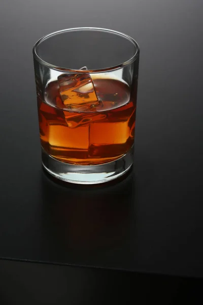 黒のグラデーションの背景にウイスキーのガラス — ストック写真