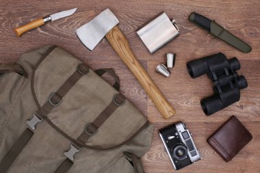 Ahşap arka planda seyahat aksesuarları