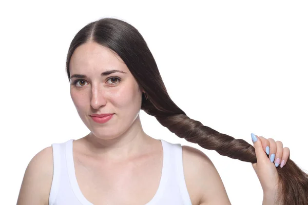 Belle femme aux cheveux longs isolé sur blanc — Photo