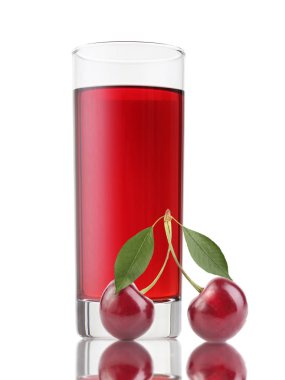 Bardak vişne suyu üzerinde beyaz izole çilek ile