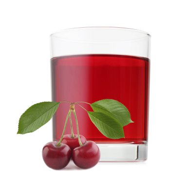 Bardak vişne suyu üzerinde beyaz izole çilek ile