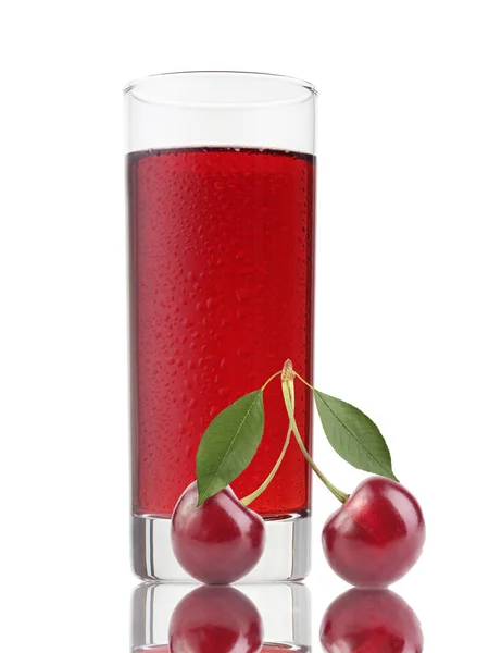 Bicchiere di succo di ciliegia ricoperto da gocce d'acqua isolate su bianco — Foto Stock