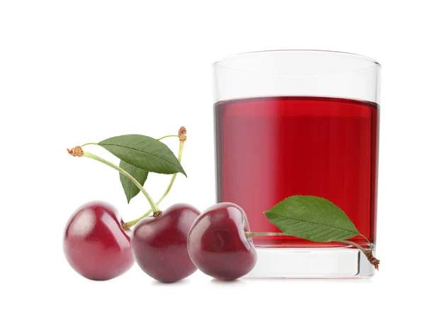 Verre de jus de cerise avec des baies isolées sur blanc — Photo