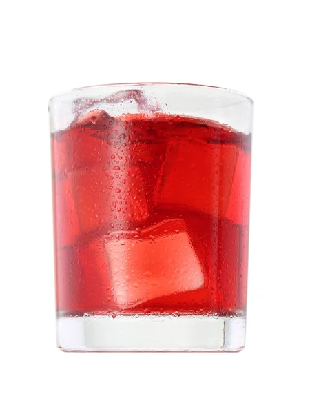 Cocktail rosso con cubetti di ghiaccio isolati su bianco — Foto Stock