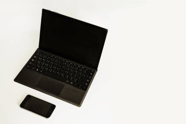 dizüstü bilgisayar ve cep telefonu beyaz arka plan üzerinde