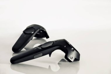 Bir closeup bir Htc Vive sanal gerçeklik denetleyicileri beyaz bir arka plan üzerinde