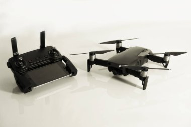 İle DJI indeks işlem Mavic hava dron denetleyicisi ve beyaz arka plan üzerinde smartphone ile
