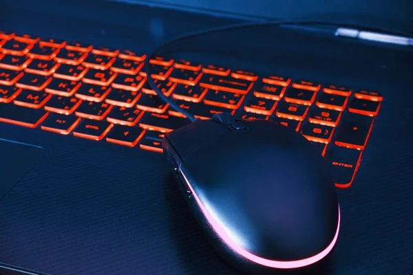 Siyah bilgisayar fare ışık ile bilgisayar oyunları için