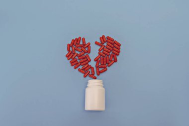 ilaç tıp tabletler ve kapsüller. Kalp şekli ve ilaç şişesi. Metin için yer kopyalayın