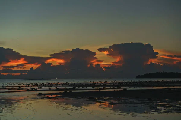 Amazing Sea Sunset Com Enormes Nuvens Ilha — Fotografia de Stock