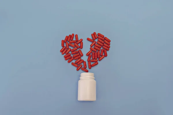 Comprimidos Cápsulas Medicamentos Forma Coração Garrafa Comprimidos Espaço Cópia Para — Fotografia de Stock