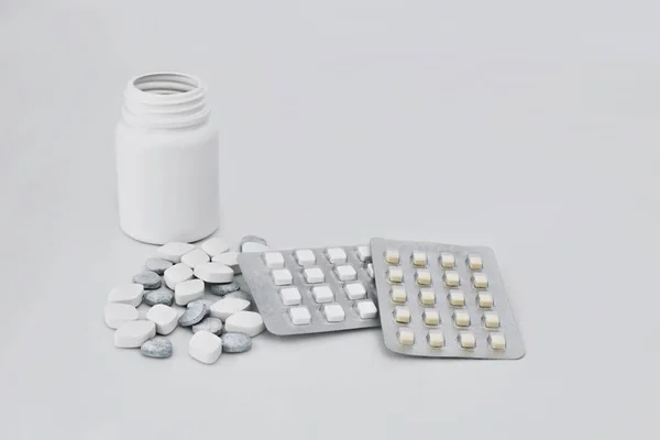 Takviyeleri ve ilaçlar, ilaç şişe ve blister paketleri, yakın çekim