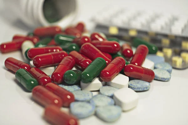 Takviyeleri ve ilaçlar, ilaç şişe ve blister paketleri, yakın çekim