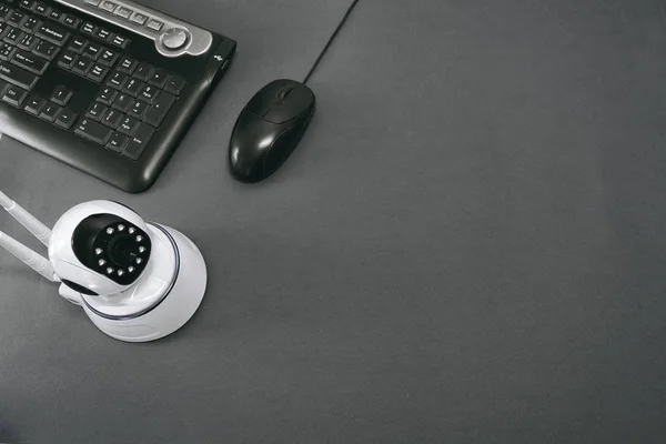 Kablosuz wi-fi IP kamera ve bilgisayar aygıt siyah arka plan üzerine