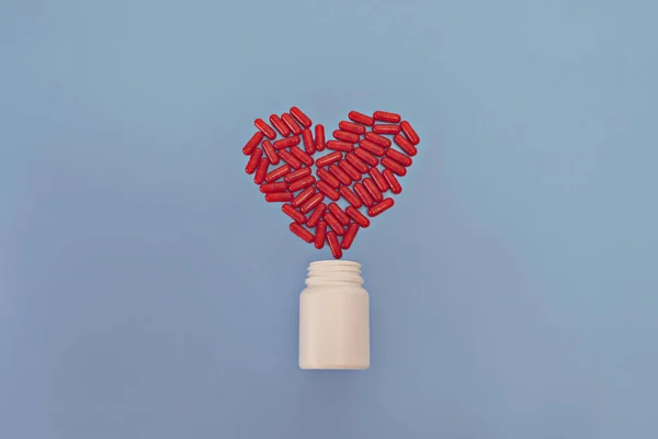 ilaç tıp tabletler ve kapsüller. Kalp şekli ve ilaç şişesi. Metin için yer kopyalayın