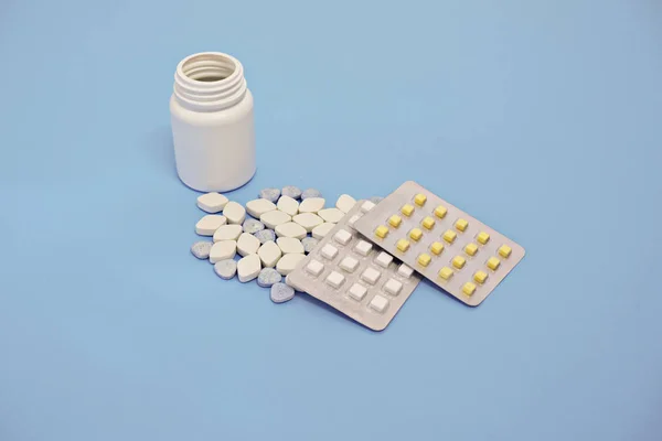 Takviyeleri ve ilaçlar, ilaç şişe ve blister paketleri, yakın çekim