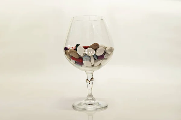 Beyaz arka plan üzerinde şarap kadehi hap