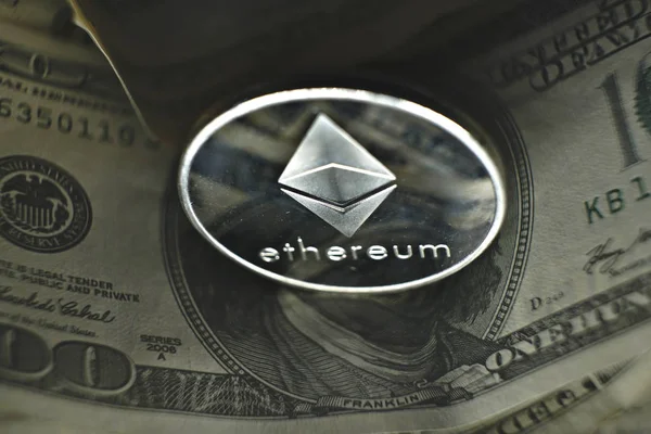 Kryptoměn ethereum mince na dolar bankovek — Stock fotografie