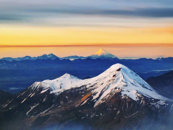 Volkanlar gündoğumu arka plan üzerine Kluchevskaya Grup