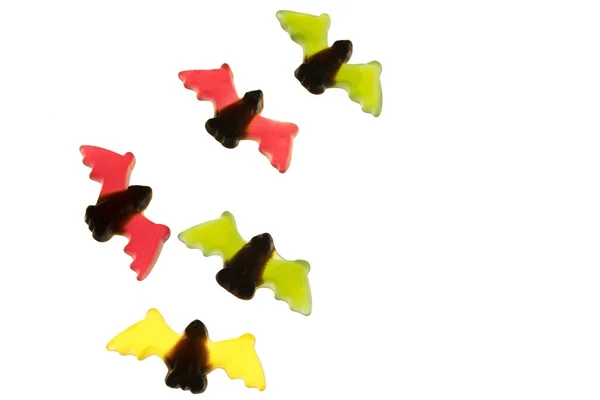 Beyaz arka plan üzerinde renkli sakızlı jöle yarasa şekerler