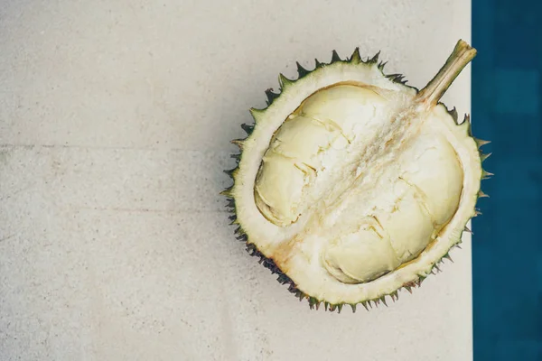 Beyaz arka planda bahçede Durian