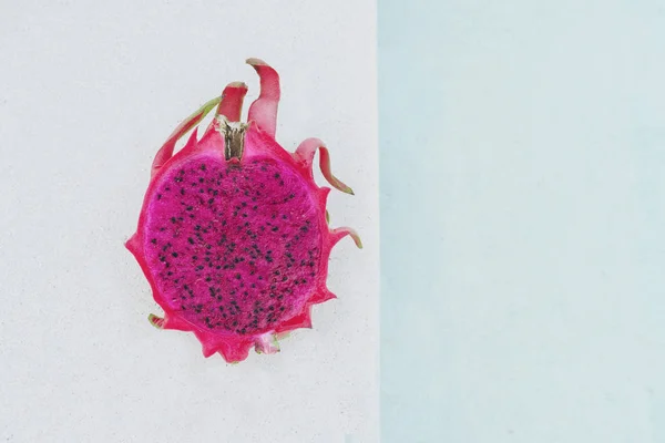 Beyaz zemin üzerine kırmızı dragon meyve