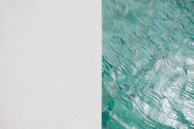 Mavi sökük su ve yüzme havuzunun bir parçası üst görünümü