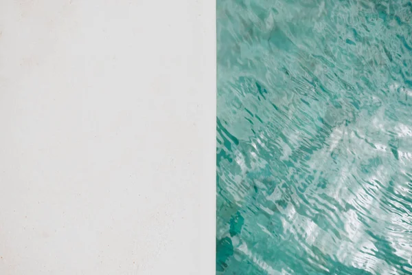 Mavi sökük su ve yüzme havuzunun bir parçası üst görünümü