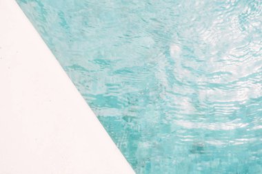 Mavi sökük su ve yüzme havuzunun bir parçası üst görünümü