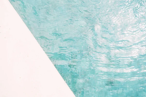 Mavi sökük su ve yüzme havuzunun bir parçası üst görünümü