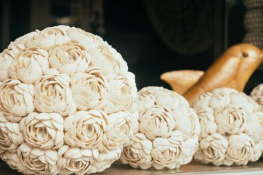 Bali dükkanında kabukları süslüdür el yapımı çiçekler