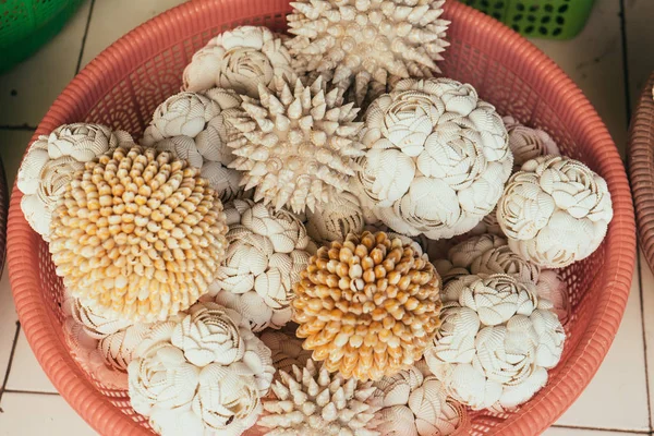 Bali dükkanında kabukları süslüdür el yapımı çiçekler