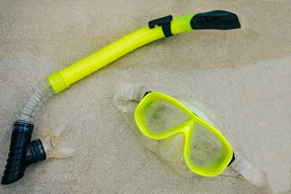 Gele snorkel masker en Tube in de buurt op witte achtergrond — Stockfoto