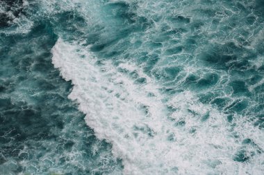 Okyanus deseni, deniz dalgaları, sıçramaları ve deniz köpüğü arka planı