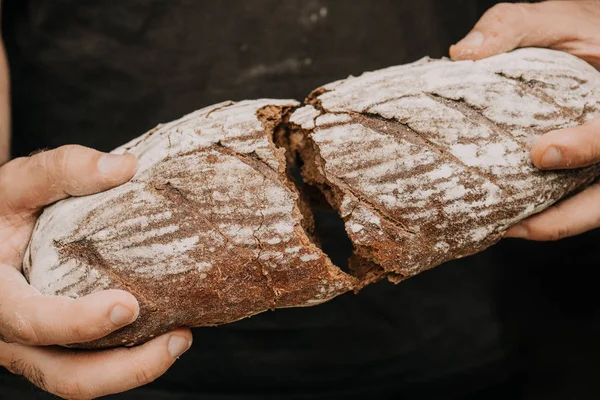 Erkek el kırma taze ekmek, portre