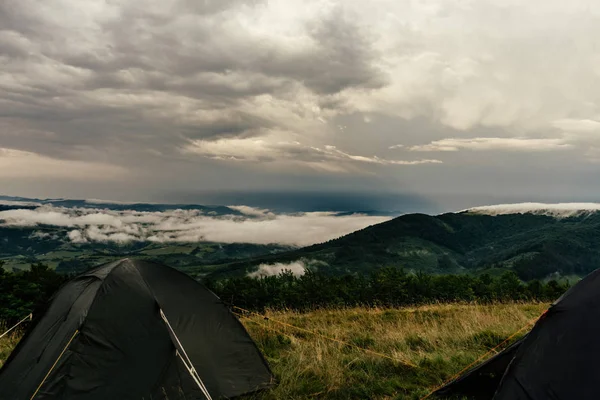 Namiot w górskiej scenerii, Gorgany Mountains, Wschodni karpacki, Ukraina — Zdjęcie stockowe