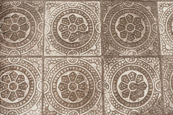 Mozaik, soyut çiçek desenli beton döşeme