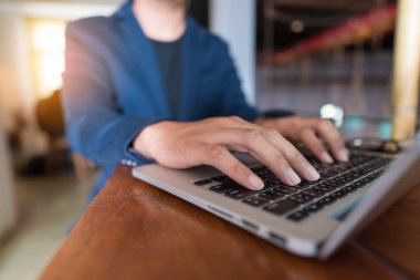 Seçici odak kahve dükkanında çalışan için dizüstü bilgisayar kullanarak Asya iş adamı yukarı kapatın.