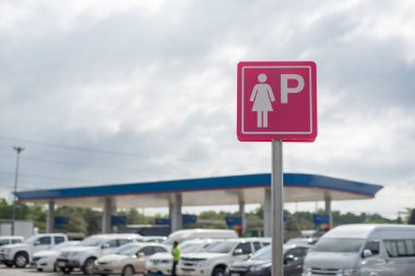 Lady işareti benzin istasyonunda otopark.
