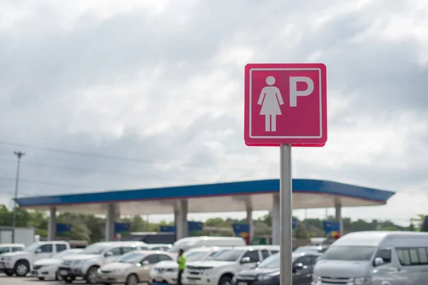 Lady işareti benzin istasyonunda otopark.