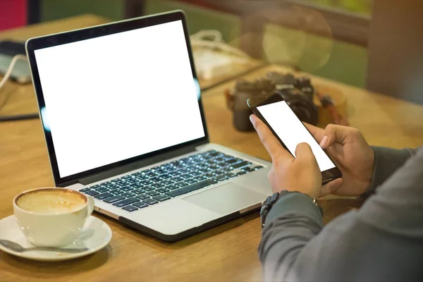 Bu gece işini kafede çalışmak için laptop ve smartphone kullanarak Asya genç serbest el kadar kapatın.