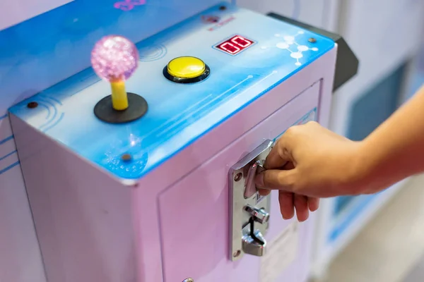 El yakından bırak bir sikke içine oyun arcade makine, seçici odak slot makinesidir.