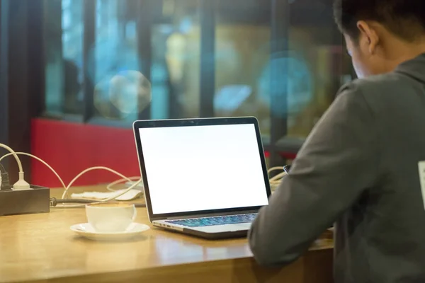 Bu gece işini kafede çalışmak için laptop ve smartphone kullanarak Asya genç serbest el kadar kapatın.