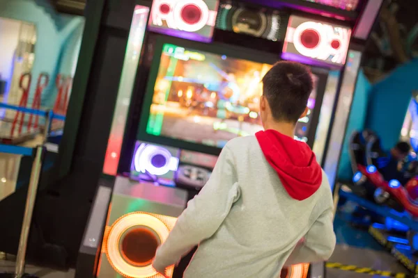 Een Jongen Dansen Met Spel Arcade Machine Selectieve Aandacht — Stockfoto