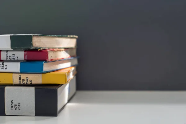 Acercamiento Libros Apilados Sobre Mesa Biblioteca Universitaria Enfoque Selectivo — Foto de Stock