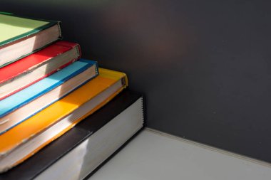 Seçici odak Üniversitesi Kütüphanesi'nde masaya yığılmış kitaplar kapatın.